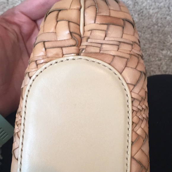 Cole Haan light tan shoulder bag - Picture 4 of 6